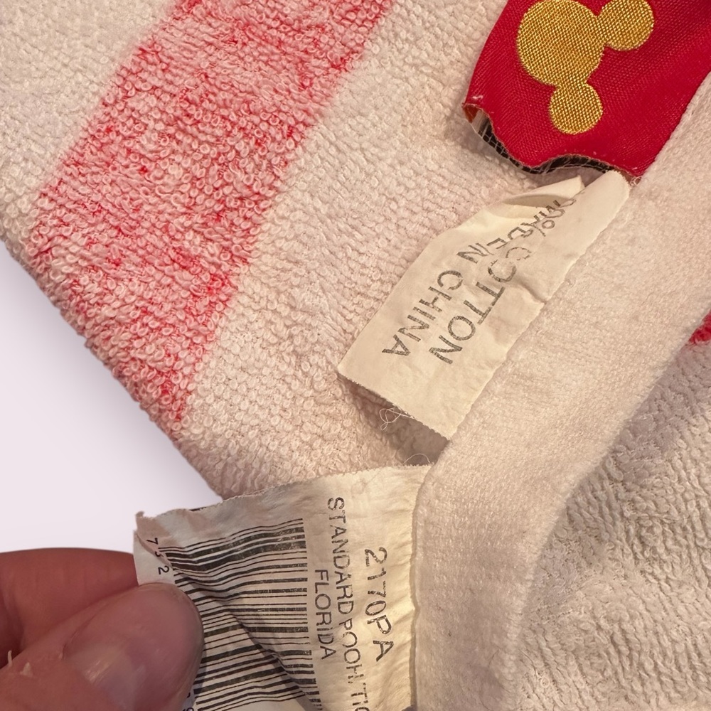 Disney White And Red Winnie the Pooh and Tigger Beach Towel 55" x 27" - Picture 5 of 10